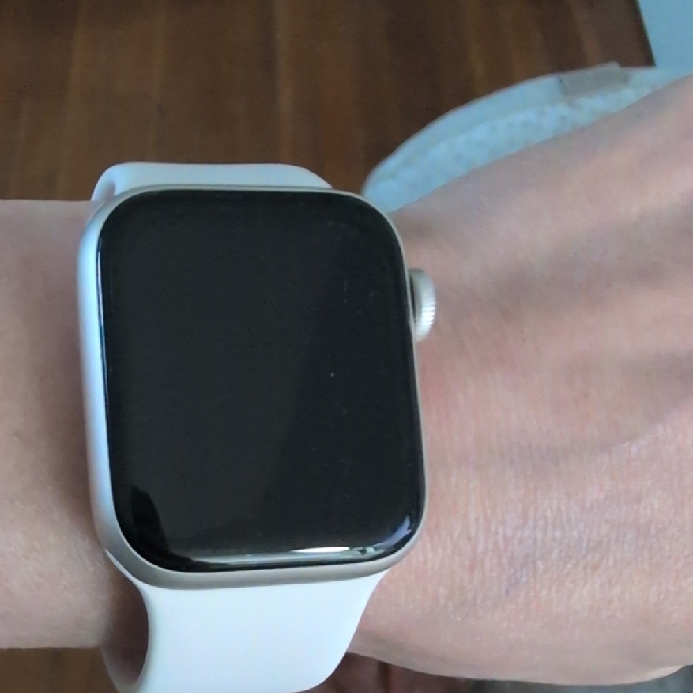 Apple Smartwatch SE 40mm. Light Blush Loop Band Size 4 band. Band Can Be Changed